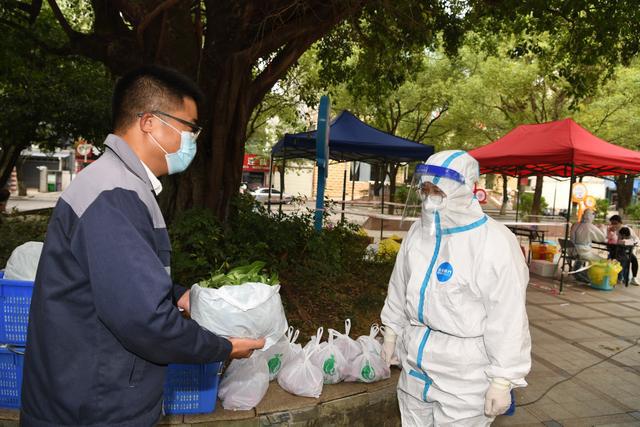 易倍体育 EMC易倍马不停蹄他们为一线送来绿色果蔬和物资(图1)