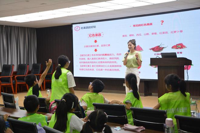 易倍体育 EMC易倍华农食科博士团深入武汉景江社区 为青少年带来果蔬知识科普盛宴(图3)
