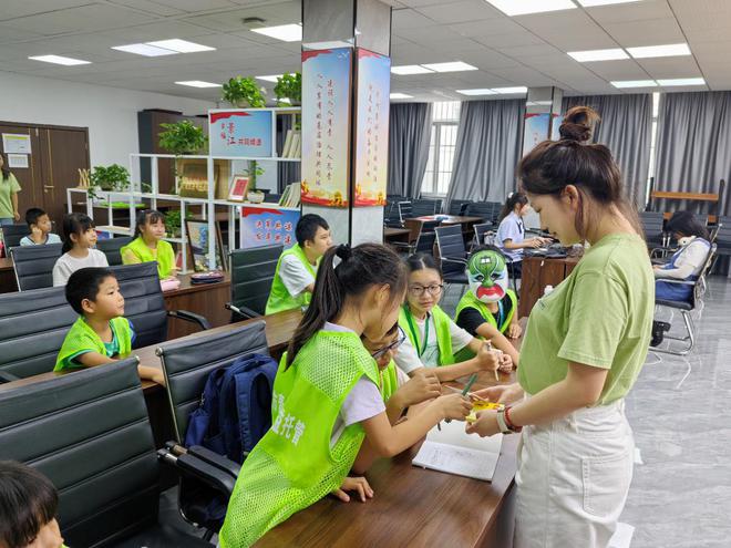易倍体育 EMC易倍华农食科博士团深入武汉景江社区 为青少年带来果蔬知识科普盛宴(图4)