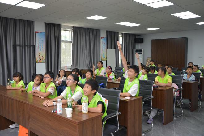 易倍体育 EMC易倍华农食科博士团深入武汉景江社区 为青少年带来果蔬知识科普盛宴(图5)